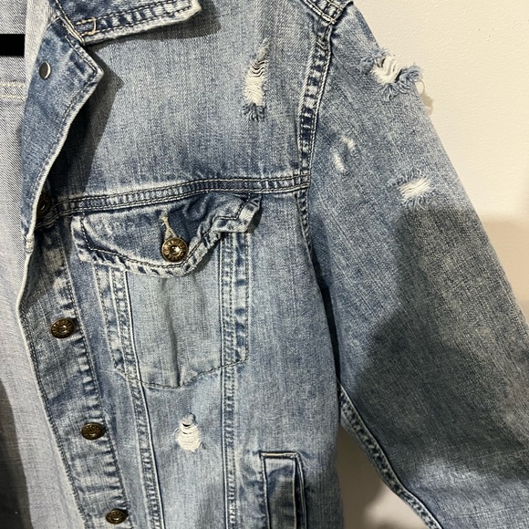 SOLD! Taking to consignment 7/31 Vici Layne  distressed denim Jean jacket - Picture 8 of 16